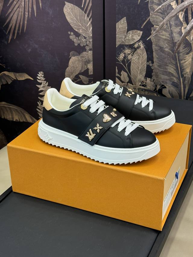 Lv Time Out运动鞋 24秋冬新品 经典厚底版型，鞋面搭带老花五金装饰，真的好出彩，精致动人 鞋面小牛皮材质，内里小羊皮 原版tpu组合胶底 Size